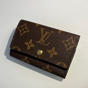 Louis Vuitton  6 Ring Key Case/ key holder Monogram